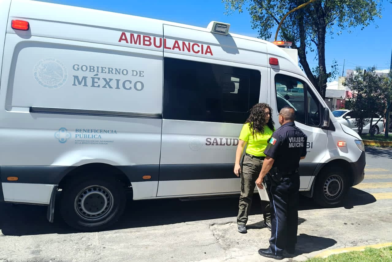 Policía de Chiautempan brinda atención inmediata a motociclista tras accidente
